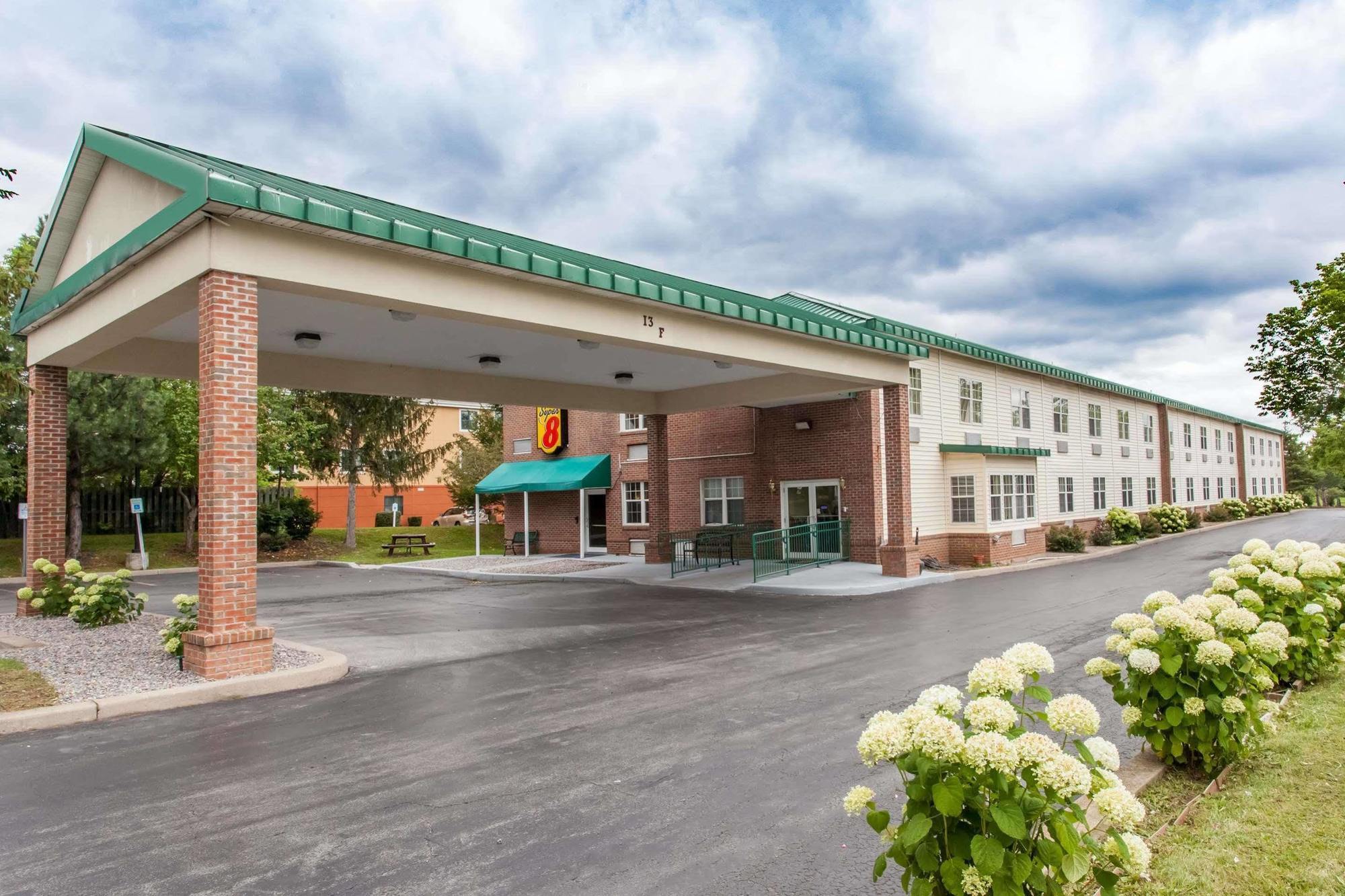 Executive East Syracuse Hotel Exterior photo