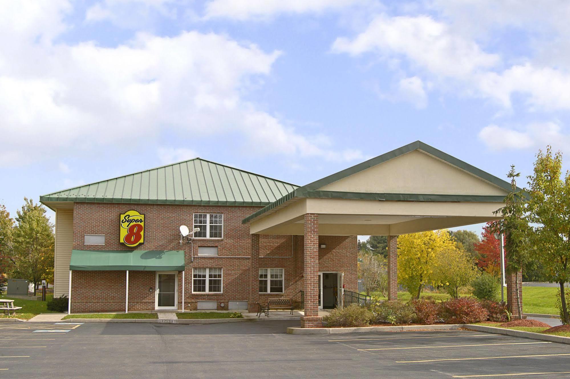 Executive East Syracuse Hotel Exterior photo